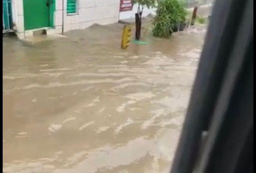 Ruas e avenidas da capital pernambucana, além da região metropolitana, ficaram alagadas