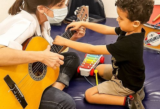 A musicoterapia pode envolver a participação ativa do paciente, como cantar, tocar instrumentos ou movimentar-se com a música