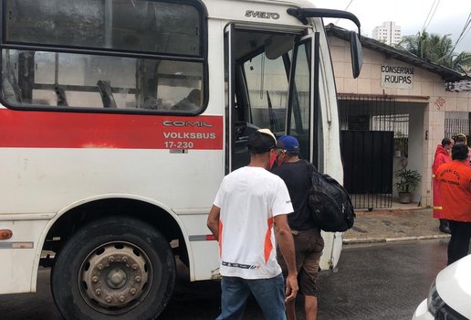 Moradores foram transferidos em ônibus e vans