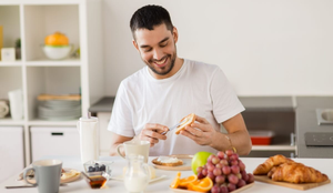 O café da manhã precisa fornecer energia após o jejum noturno (Imagem: Ground Picture | Shutterstock)