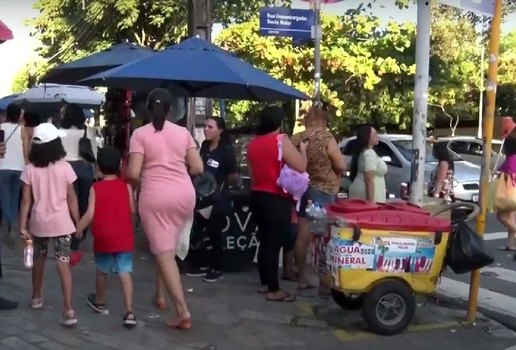 Pedestres dividem calçadas com ambulantes em João Pessoa