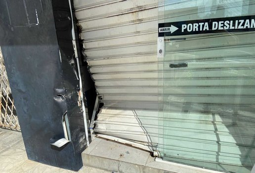 Local teve a porta destruída e estrutura de ferro contorcida