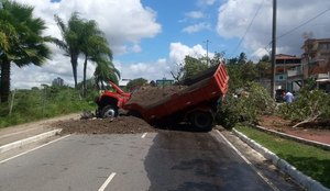 Caminhao perde controle beira rio