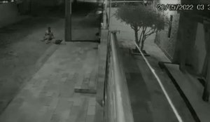 Vídeo | Homem leva choque e cai de poste ao tentar roubar fios na PB
