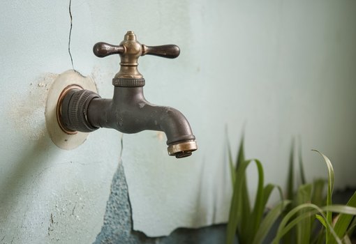 Vai faltar agua torneira grande gerada com ideogram