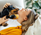 Essas opções de nomes para cachorros carinhosos expressam a ternura e o jeitinho especial de cada pet (Imagem: Kateryna Onyshchuk | Shutterstock)