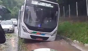 Onibus cai em buraco no HU Foto Ascom Semob JP