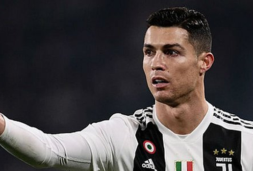 Cristiano Ronaldo marca dois gols e se torna maior artilheiro de seleções