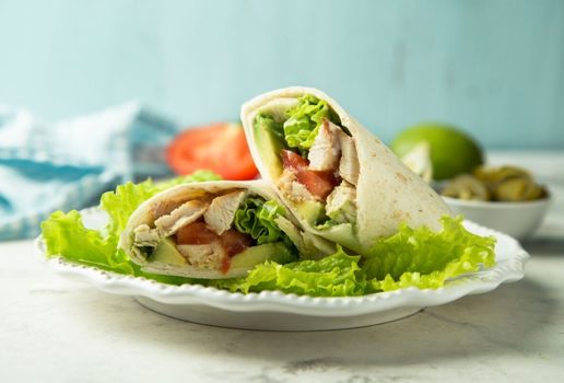 Wrap de frango com abacate (Imagem: MariaKovaleva | Shutterstock)