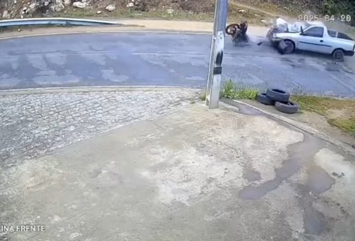 Colisao frontal moto carro aroeiras pb