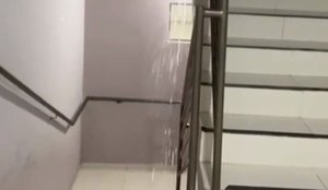 Água de chuva escorreu pelas escadas e ficou acumulada em corredores