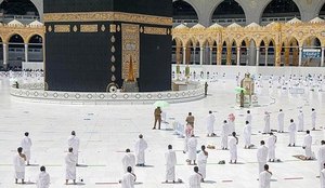 As restrições acontecem em todo o mundo, inclusive na Grande Mesquita de Meca, localizada na Arábia Saudita