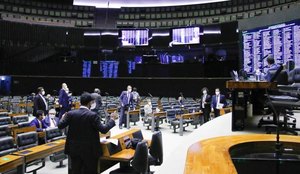 Deputados aprovam MP que cria Auxílio Brasil
