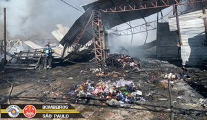 Galpão em São Paulo destruído pelas chamas