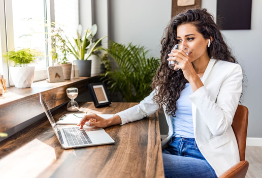 Trabalhar sentado por longas horas pode aumentar o risco de trombose (Imagem: Dragana Gordic | Shutterstock)