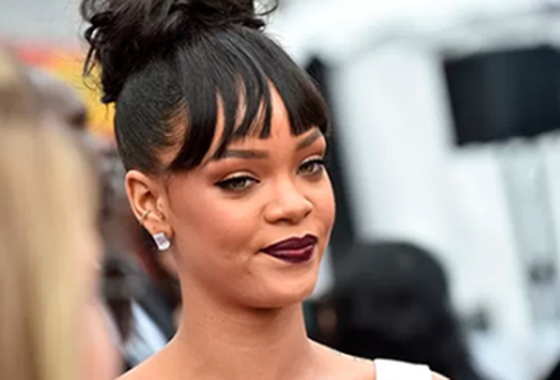 Rihanna usa look transparente e exibe o barrigão de grávida; veja