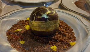 Esfera de chocolate com entremet de coco e manga e calda de chocolate (Imagem: Efraim Lucas | Grupo PHD Eventos)