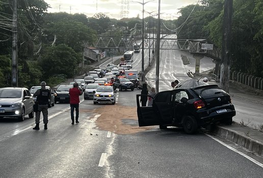 Veículo se chocou contra um poste na Avenida Dom Pedro II.