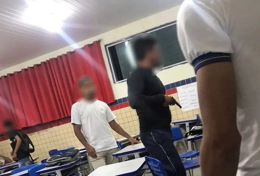 Vigilante saca arma dentro de sala de aula durante briga com alunos