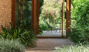 Conhecer o ciclo das plantas e como elas reagem ao inverno garante bons resultados no paisagismo (Projeto de arquitetura: Gilda Meirelles | Paisagismo: Catê Poli | Foto: Evelyn Muller)