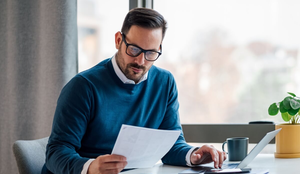 É importante não deixar para organizar as finanças da empresa apenas em dezembro (Imagem: Moon Safari | Shutterstock)