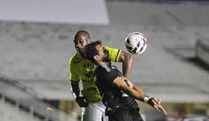 HENRIQUE DOURADO EM DISPUTA DE BOLA PELO BOTAFOGO-PB