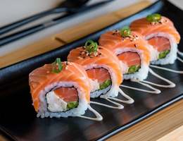 Sushi com salmão e cream cheese (Imagem: Food is Love | Shutterstock)