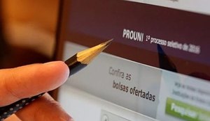 Uma mao com lapis apontando para o site do prouni beb2621641 foto agencia brasil Easy Resize com