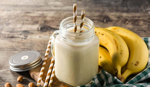 Vitamina de banana e amêndoas (Imagem: etorres | Shutterstock)