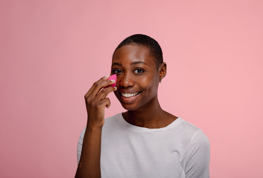 A esponja de maquiagem é ideal para um resultado mais natural e sem marcações (Imagem: Rawpixel.com | Shutterstock)