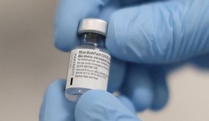 Frasco com vacina contra covid 19 da pfizerbiontech em hospital da irlanda