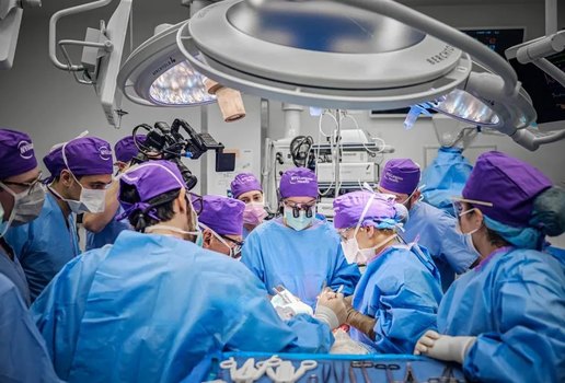 Cirurgiões anunciam 1º transplante de olho bem sucedido do mundo