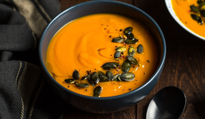 Creme de abóbora com gengibre e semente de abóbora (Imagem: Aniela Straszewska | Shutterstock)