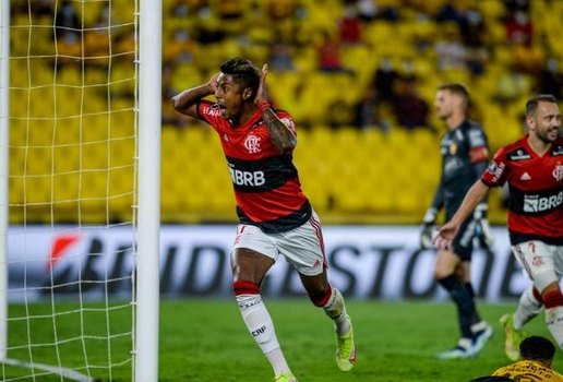 Bruno Henrique marcou os dois gols do Flamengo contra o Barcelona-EQU