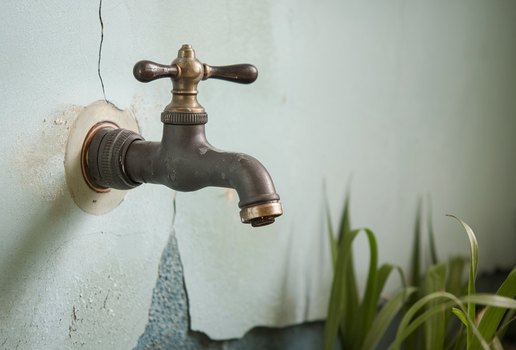 Vai faltar agua torneira grande gerada com ideogram