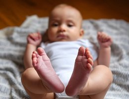 A photo of a baby with a focus on his feet the bab blzb L99 RT1 OU Ke F m Qx7 KA 1l0 Zd Ueg Sp Sa Lj4ztktr RQ