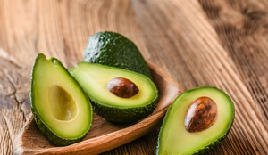 O abacate é rico em potássio, vitaminas do complexo B e vitamina K (Imagem: Krasula | Shutterstock)