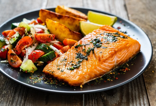 Salmão com manteiga e ervas (Imagem: Jacek Chabraszewski | Shutterstock)