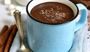 Chocolate quente com gemada (Imagem: Liliya Kandrashevich | Shutterstock)