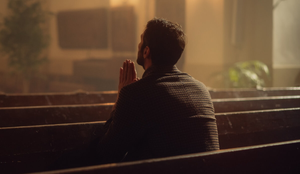 Orações por proteção ajudam a iniciar a semana com paz, força e sabedoria (Imagem: Gorodenkoff | Shutterstock)