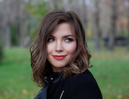 A tendência é apostar em cortes e cores versáteis, que podem ser usados de diferentes formas e que valorizam o movimento (Imagem: MillaF | Shutterstock)