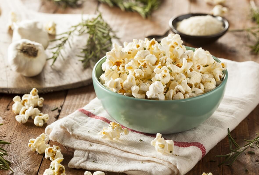 A pipoca é um alimento benéfico à saúde (Imagem: Brent Hofacker | Shutterstock)