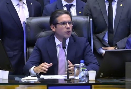 Hugo Motta Presidente da Camara dos Deputados retoma trabalhos