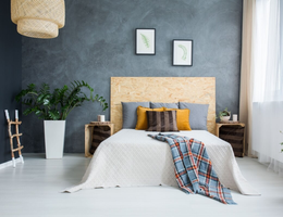 A área do amor, segundo o Feng Shui, costuma estar localizada no canto superior direito da casa ou do quarto (Imagem: Ground Picture | Shutterstock)