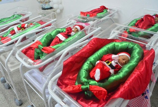 Bebês prematuros ganham roupas com tema natalino em João Pessoa