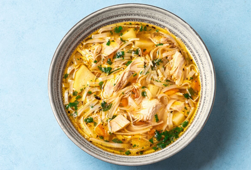 Sopa de macarrão com frango e legumes (Imagem: Oksana Mizina | Shutterstock)