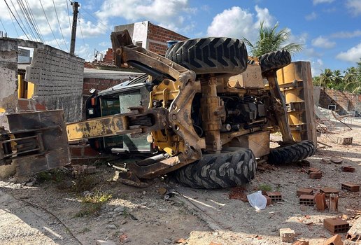 Veículo invadiu outro canteiro de obras