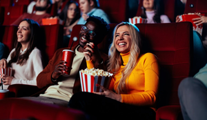 As estreias de agosto prometem movimentar as salas de cinema e atrair públicos de todos os estilos (Imagem: bbernard | Shutterstock)