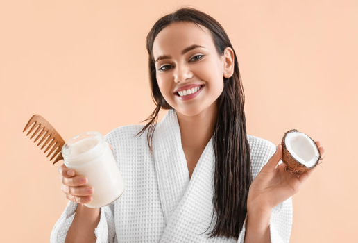 O óleo de coco ajuda a manter a saúde do cabelo no inverno (Imagem: Pixel-Shot | Shutterstock)