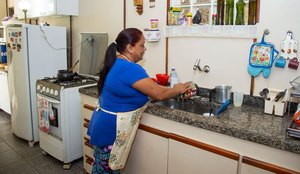 Na PB, mulheres dedicam o dobro do tempo de homens em trabalhos domésticos
